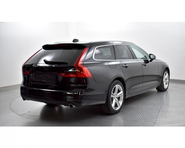 V90 D4 MOMENTUM Pro