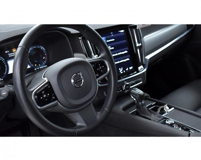 V90 D4 MOMENTUM Pro