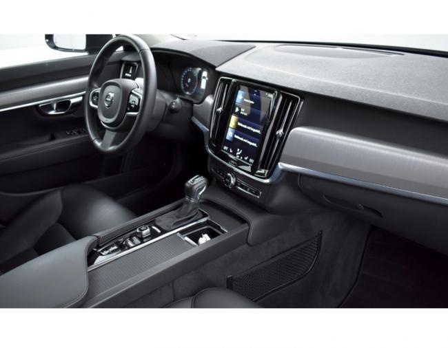 V90 D4 MOMENTUM Pro