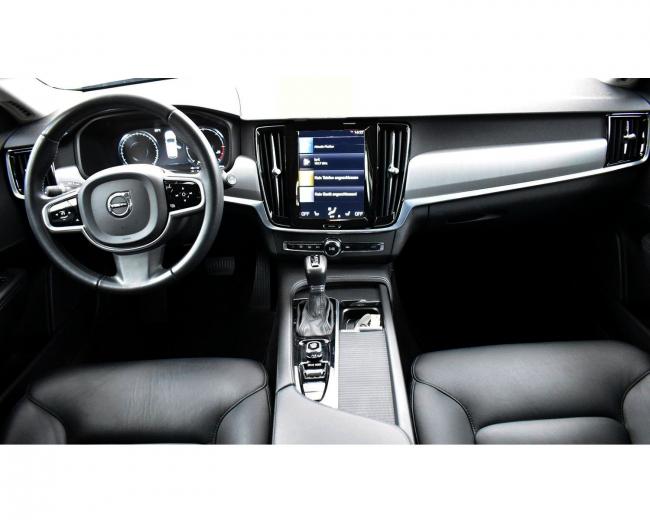 V90 D4 MOMENTUM Pro