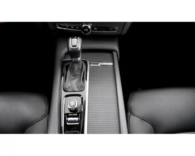 V90 D4 MOMENTUM Pro
