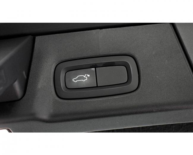 V90 D4 MOMENTUM Pro